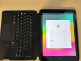 deux tablettes et un ordinateur portable posés sur une table, avec un clavier