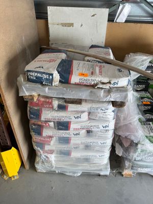 une pile de cartons et de paquets de papier toilette par terre