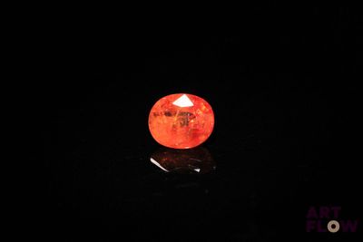 une pomme rouge qui brille dans le noir