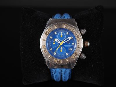 une image représentant une montre avec un bracelet bleu sur un fond noir