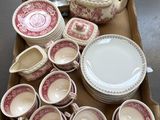 une boîte contenant toutes sortes d'assiettes et de tasses