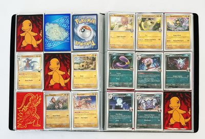une photo montrant une collection de cartes Pokémon posées sur une table