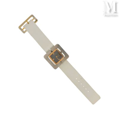 une image d'un gros plan d'une montre-bracelet sur une surface blanche