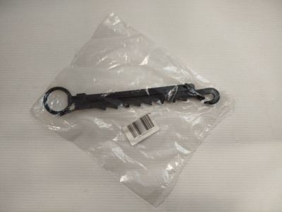 une paire de ciseaux dans un sac en plastique posé sur une table