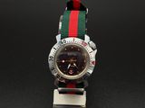 une montre avec un bracelet rouge et vert sur un cadran noir