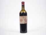 une bouteille de vin avec une étiquette dessus