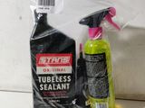une bouteille de produit nettoyant à côté d'une bouteille de mastic sur un plan de travail