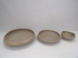 trois assiettes et un bol posés sur une table