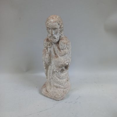 une statue représentant un homme tenant un bébé sur ses genoux