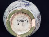 gros plan d'un vase avec une inscription dessus