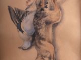 un tableau représentant un chien tenant un oiseau dans sa gueule