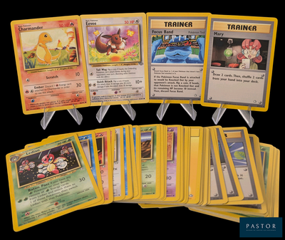 beaucoup de cartes pokemon sur la table