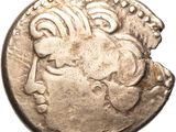 gros plan d'une pièce de monnaie sur laquelle figure un visage de femme
