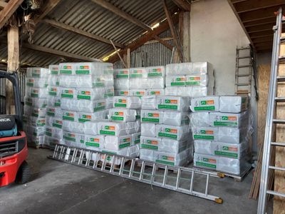 beaucoup de cartons et un chariot élévateur dans un entrepôt