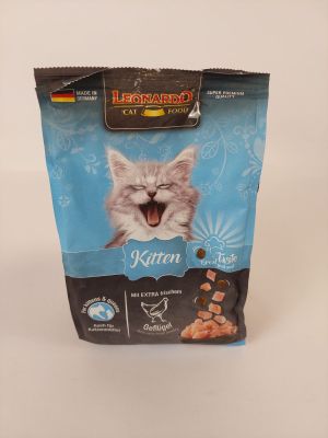 un sac de nourriture pour chat avec un chat la gueule grande ouverte