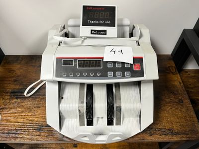 une photo d'une machine à compter posée sur une table en bois