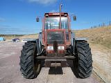 un tracteur garé sur le bord de la route