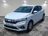 une voiture blanche est garée dans une pièce au sol à carreaux