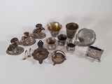 beaucoup d'objets en argent posés sur une table