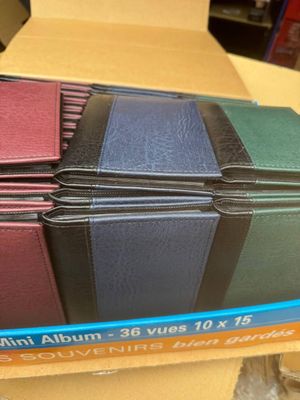 un grand nombre de livres posés sur une table