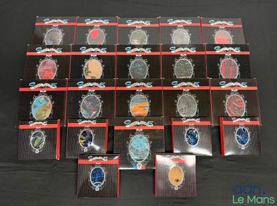 de nombreux bracelets exposés sur une table