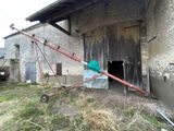 un grand poteau métallique appuyé contre un bâtiment