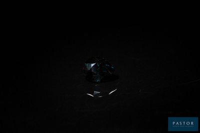 un diamant noir dans l'obscurité, sur fond noir