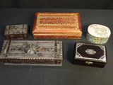 de nombreux types de boîtes décoratives posées sur une table