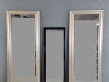 trois miroirs posés contre un mur