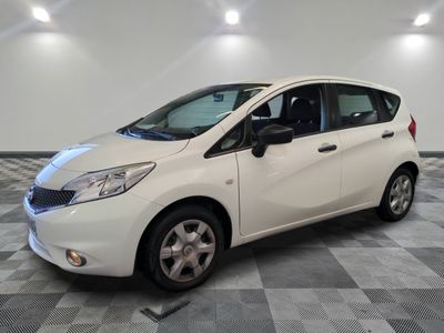 La Nissan Versa blanche est garée dans une salle blanche.