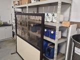 une pièce avec des étagères et des bacs contenant divers objets