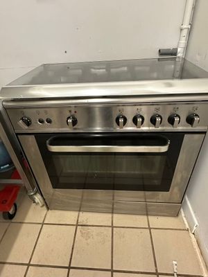 une cuisinière argentée à quatre feux dans une cuisine