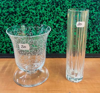 deux vases posés sur une table l'un à côté de l'autre