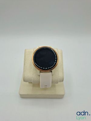 une bague blanche surmontée d'une pierre noire