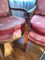 Trois fauteuils dépareillés en acajou, l'un à décor de caria… (photo 3)