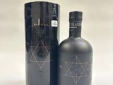 deux bouteilles de vin rouge posées l'une à côté de l'autre sur une surface blanche