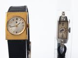 deux montres assises l'une à côté de l'autre sur une table