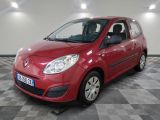 la photo d'une voiture rouge garée dans un garage