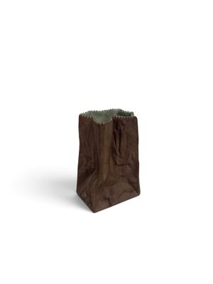 un sac en papier brun muni d'une poignée