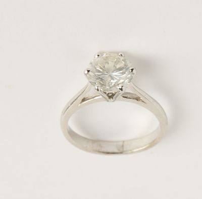 gros plan d'une bague en diamant sur une surface blanche