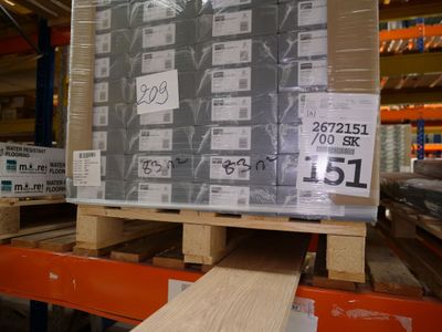 une palette chargée de nombreux cartons dans un entrepôt