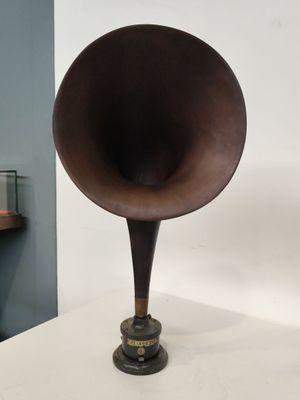 un très vieux phonon posé sur une table dans une pièce