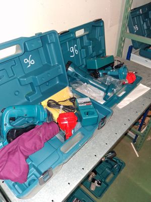 une boîte à outils bleue contenant des outils, posée sur une table
