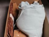 une boîte en carton contenant un sac de vêtements