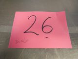 un bout de papier rose sur lequel est inscrit le chiffre 26