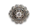 une image représentant une bague en argent sertie d'un diamant au centre