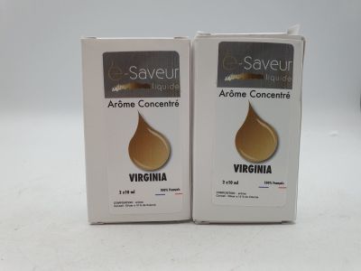 Deux boîtes du même produit sont posées sur une surface blanche
