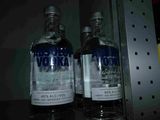 deux bouteilles de vodka posées côte à côte sur une étagère