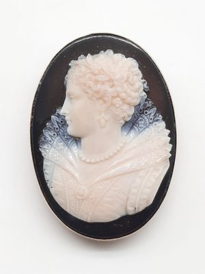 caméo en noir et blanc représentant une femme vêtue d'une robe blanche