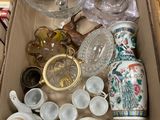 une boîte remplie de verre et d'autres objets